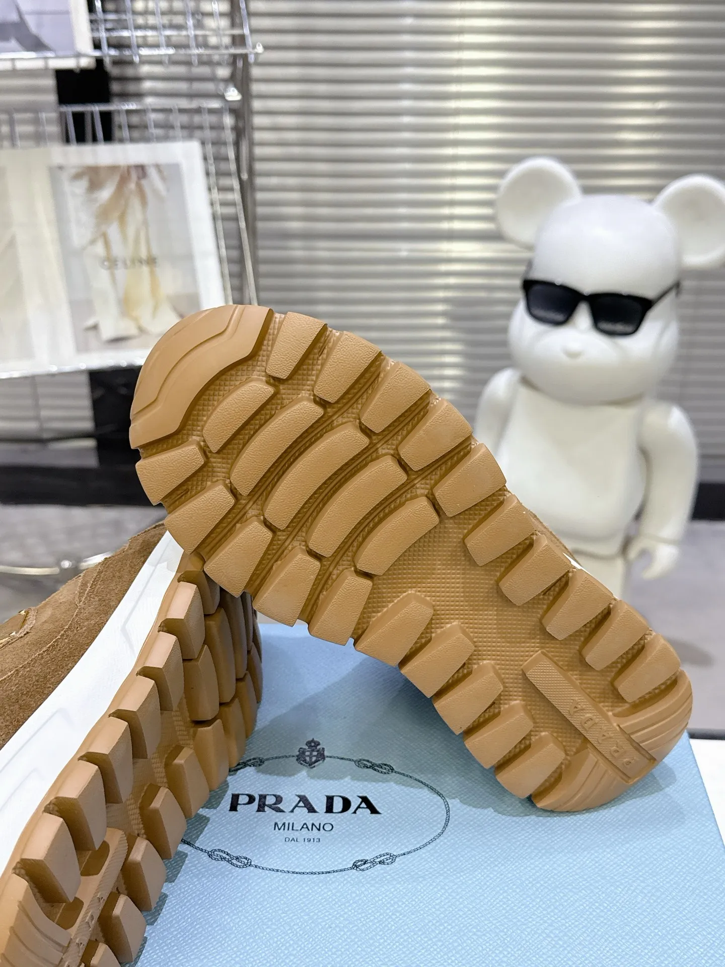 【PRADA】P: 660💰Couple style▪️Size: Women’s 35-40⚛Size: Men’s 39-44(45 customized) 2025 𝐬𝐬Prada’s new product, coming with strength! ❣️Many Internet celebrities have the same style, fashionable and versatile nice items, original shoes are developed and purchased from Italian counters, and are reproduced 1:1 according to the original taste. This year’s theme is not to be defined, embodying texture through simplicity💛From thick-soled sneakers to zigzag short boots to 2025 flat shoes, everything reveals a sure-fire momentum... It combines gentleness and handsomeness, the finishing touch for women❤️ Wear-resistant and ultra-light two-color outsole.